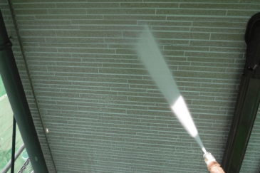 神奈川県横浜市緑区 O様邸 【関西ペイント】外壁塗装の初期工程:高圧洗浄による汚れ除去 神奈川県横浜市緑区 O様邸 【関西ペイント】外壁塗装の初期工程:高圧洗浄による汚れ除去