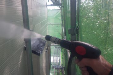 神奈川県横浜市緑区 S様邸 【関西ペイント】外壁塗装の初期工程:高圧洗浄による汚れ除去